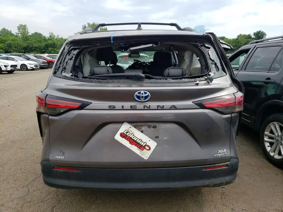 2021 TOYOTA SIENNA XLE  