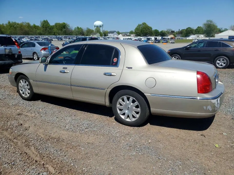 2011 LINCOLN TOWN CAR SIGNATURE LIMITED  