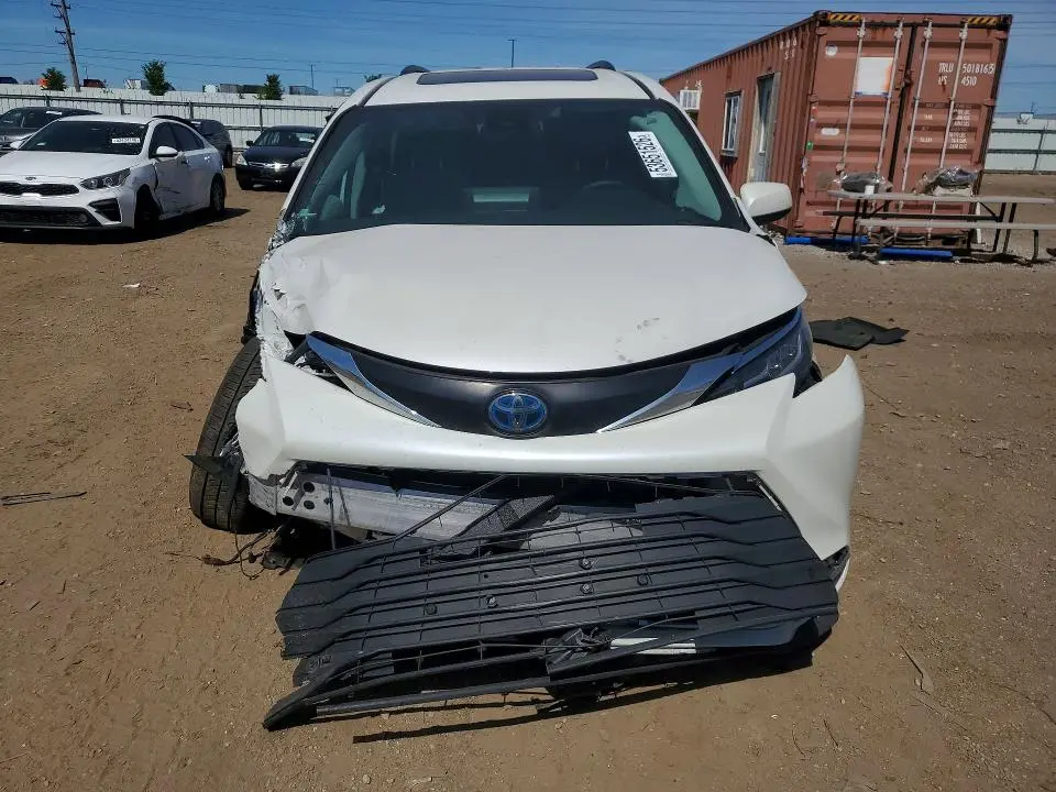 2021 TOYOTA SIENNA XLE  