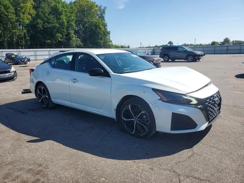 2024 NISSAN ALTIMA SR  