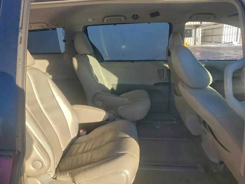 2013 TOYOTA SIENNA LE  