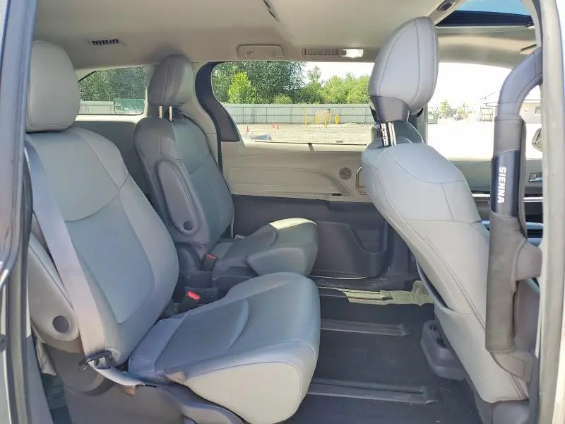 2021 TOYOTA SIENNA XLE  