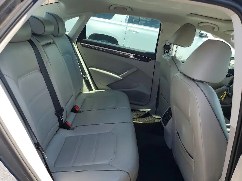 2016 VOLKSWAGEN PASSAT SE  