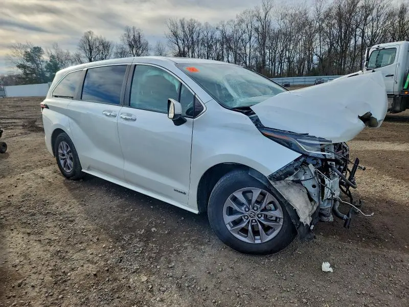 2021 TOYOTA SIENNA   