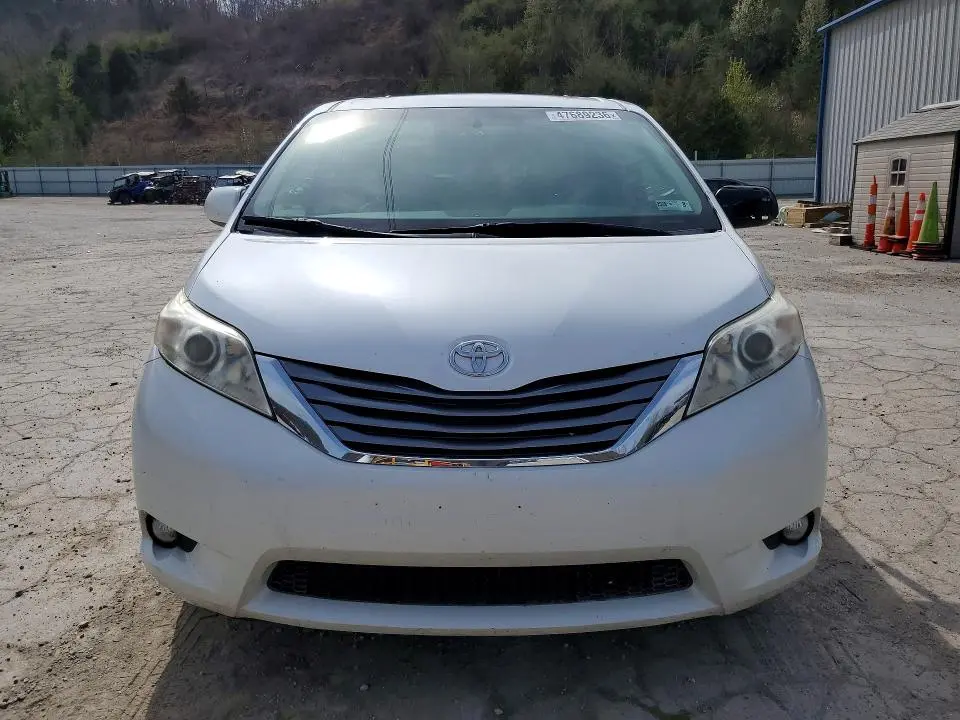 2016 TOYOTA SIENNA XLE PREMIUM 8-PASSENGER  