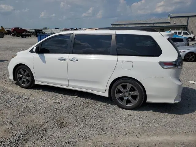 2017 TOYOTA SIENNA SE  