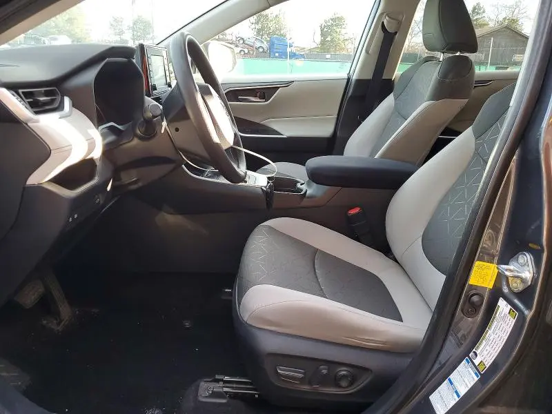 2021 TOYOTA RAV4 XLE  