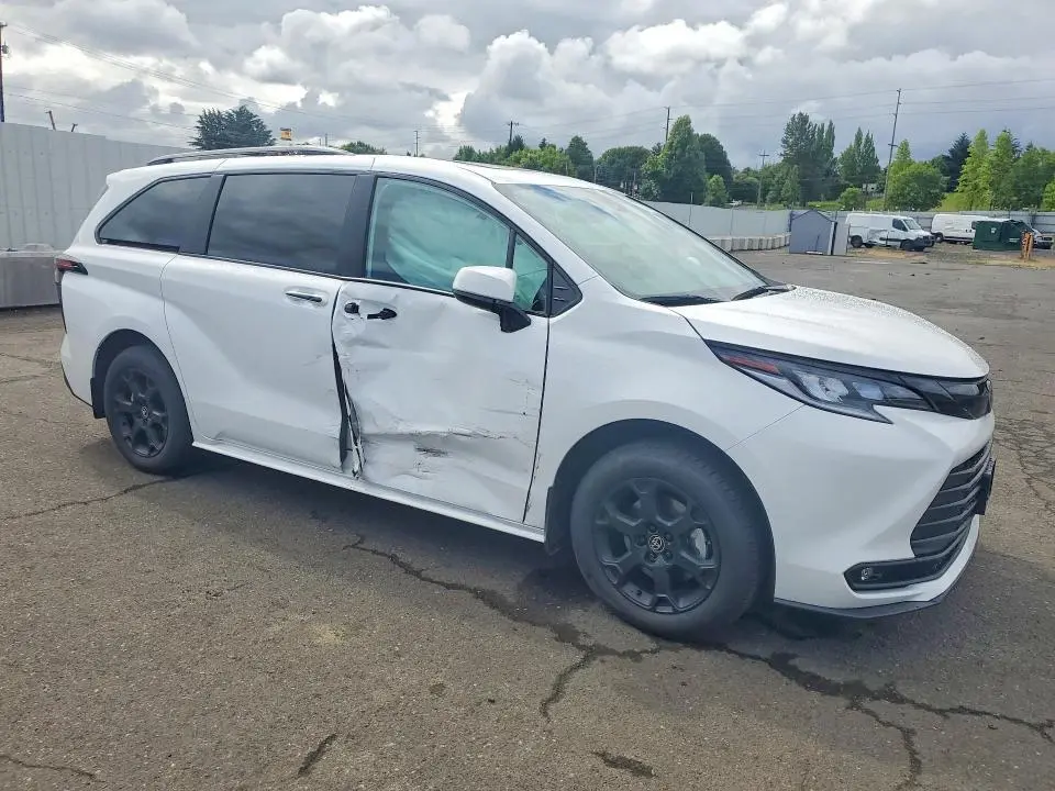 2026 TOYOTA SIENNA WOODLAND EDITION  