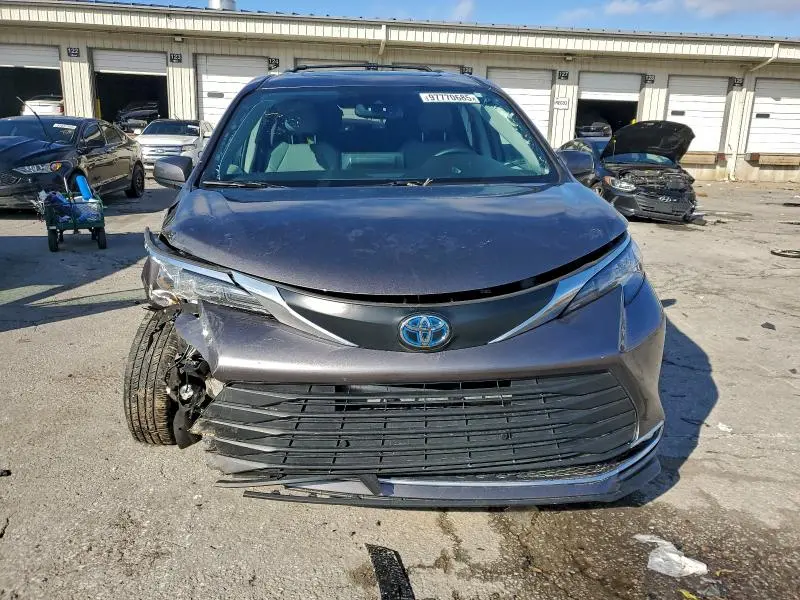 2022 TOYOTA SIENNA XLE  