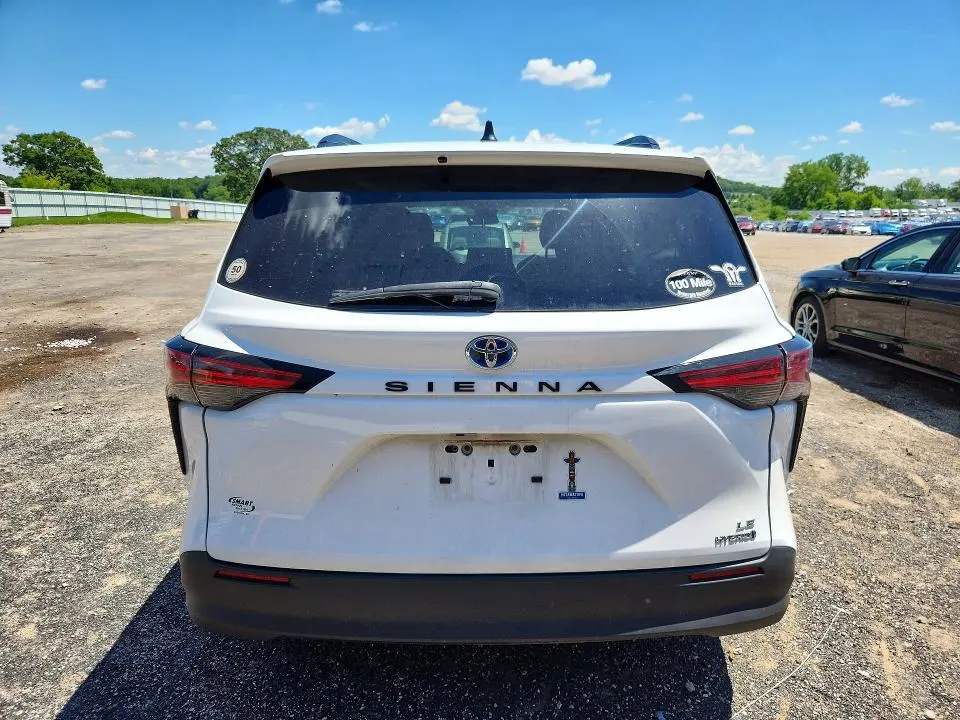 2022 TOYOTA SIENNA LE  