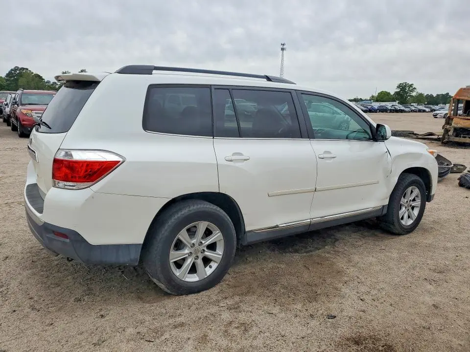 2011 TOYOTA HIGHLANDER SE  