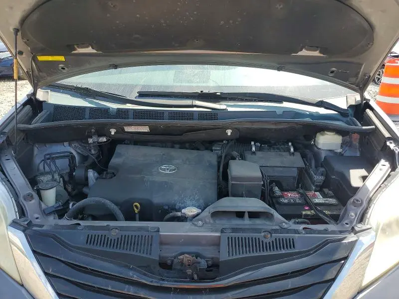 2014 TOYOTA SIENNA LE  