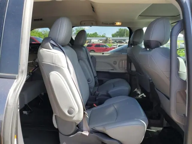 2021 TOYOTA SIENNA XLE  