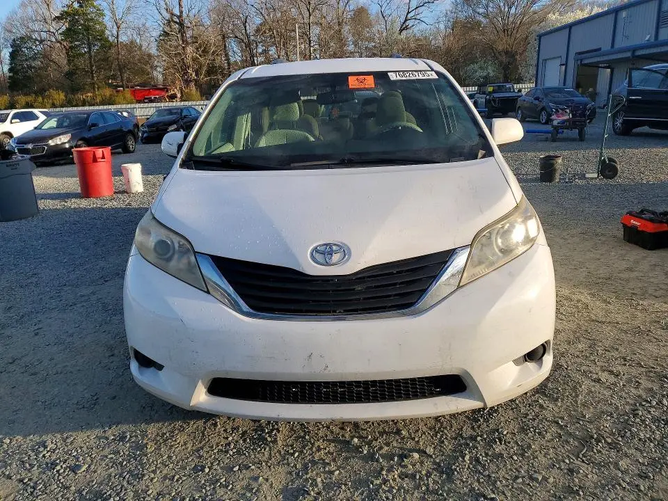 2013 TOYOTA SIENNA LE  