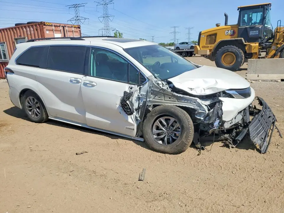 2021 TOYOTA SIENNA XLE  