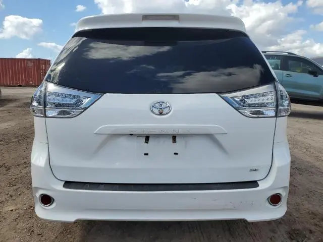 2017 TOYOTA SIENNA SE  