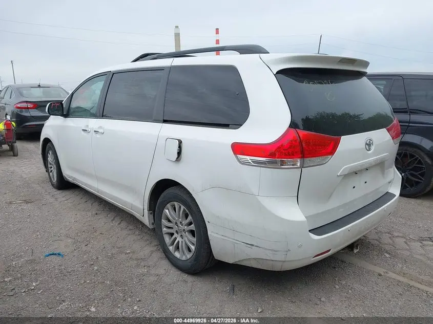 2013 TOYOTA SIENNA XLE V6 8 PASSENGER