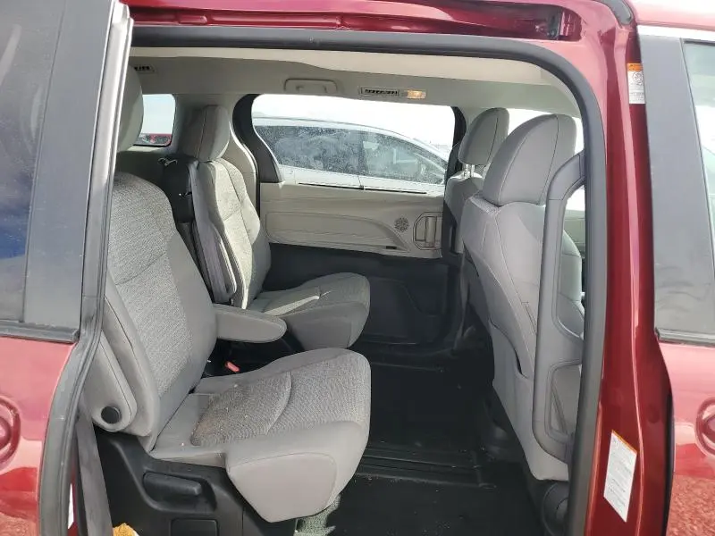 2022 TOYOTA SIENNA LE  