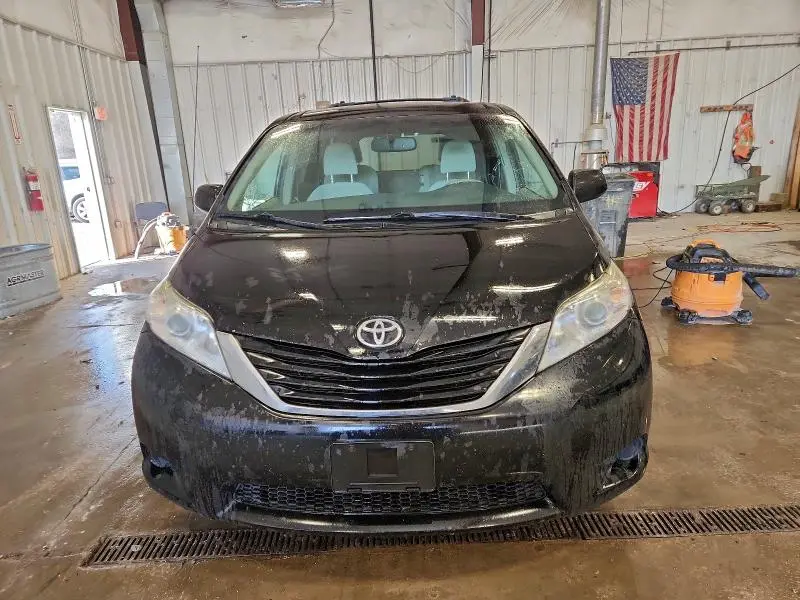 2013 TOYOTA SIENNA LE  
