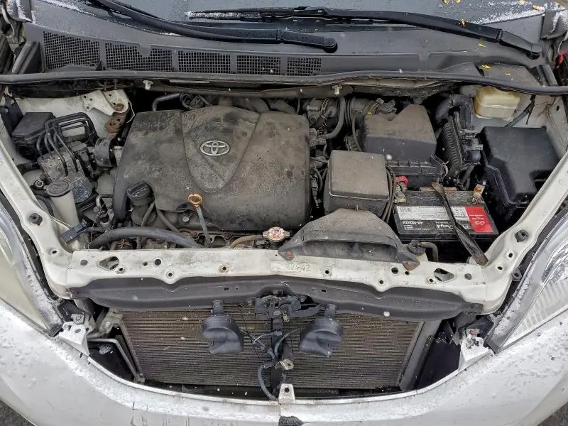 2017 TOYOTA SIENNA LE  