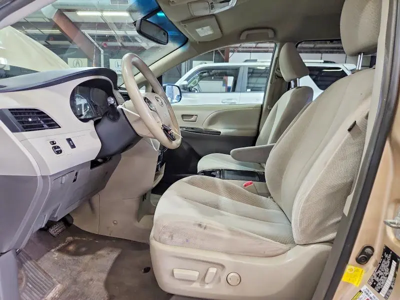 2013 TOYOTA SIENNA LE  