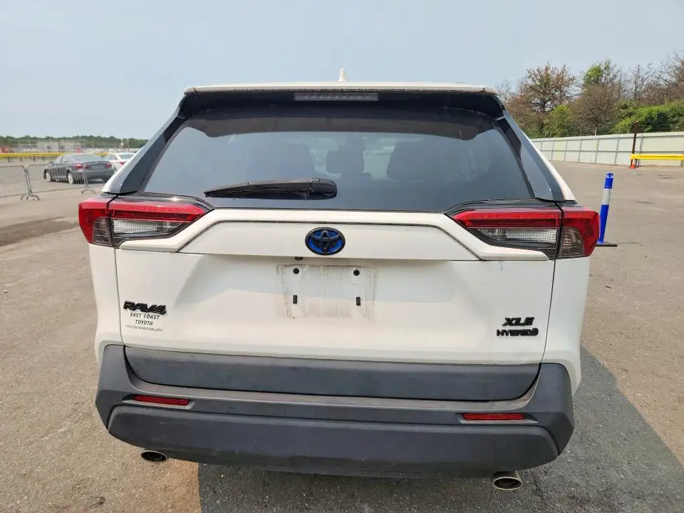 2021 TOYOTA RAV4 XLE  