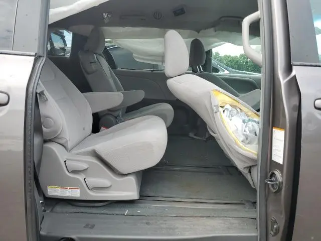 2016 TOYOTA SIENNA LE  