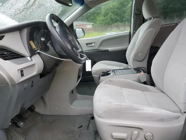 2017 TOYOTA SIENNA LE  