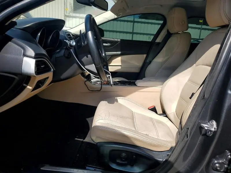 2017 JAGUAR XE PRESTIGE  
