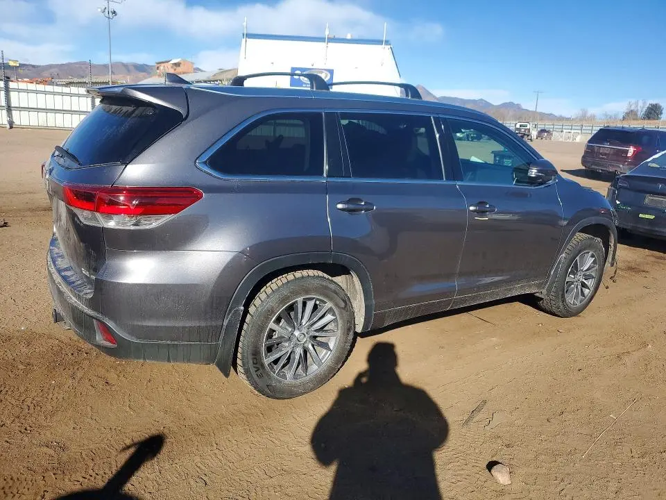 2017 TOYOTA HIGHLANDER SE  