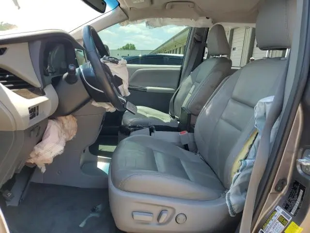 2017 TOYOTA SIENNA XLE  