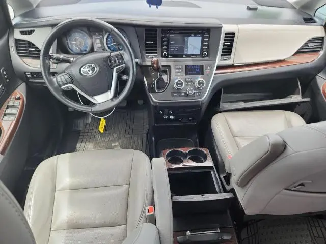 2020 TOYOTA SIENNA XLE  