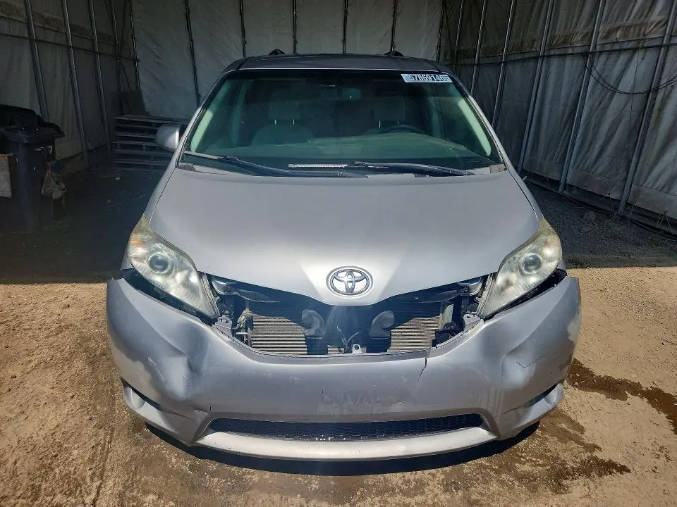2017 TOYOTA SIENNA LE  