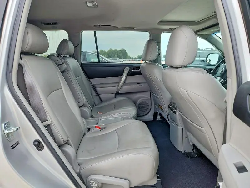 2013 TOYOTA HIGHLANDER SE  