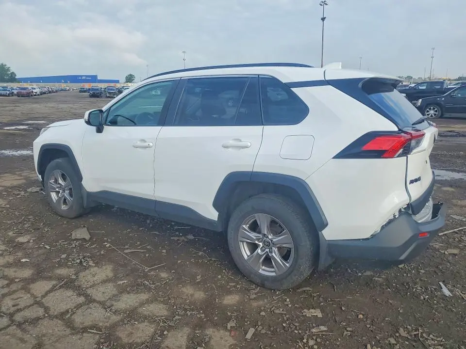 2022 TOYOTA RAV4 XLE  