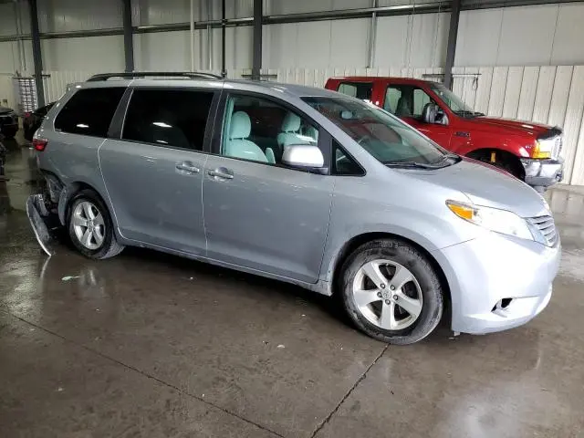 2017 TOYOTA SIENNA LE  