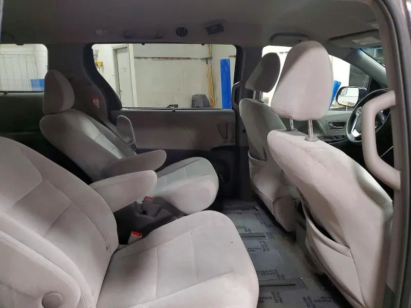 2015 TOYOTA SIENNA LE  