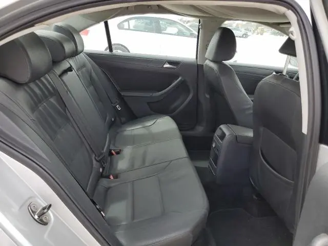 2011 VOLKSWAGEN JETTA SE  