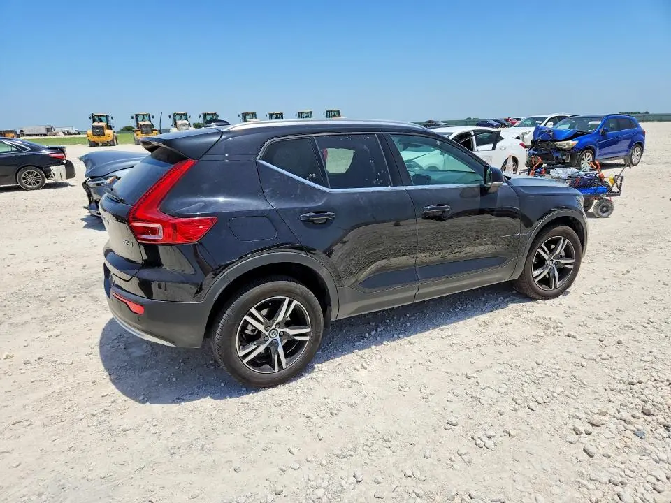 2025 VOLVO XC40   