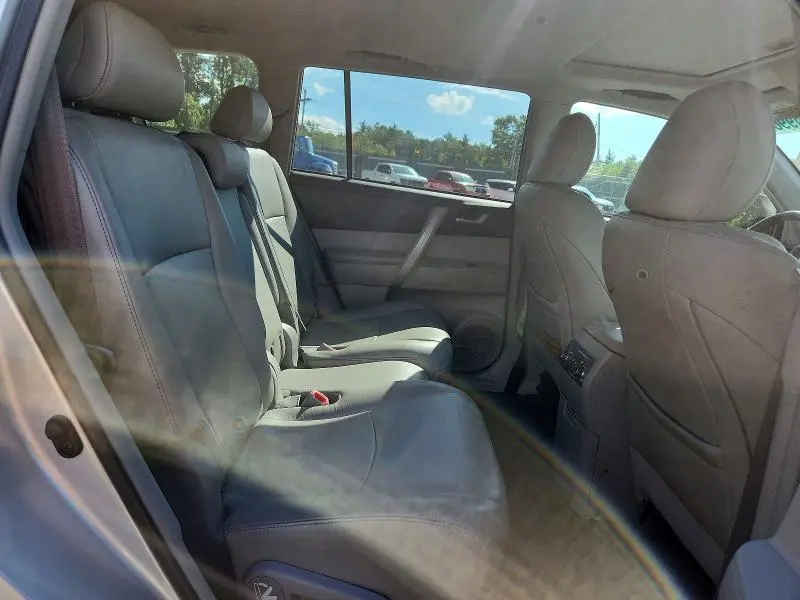 2012 TOYOTA HIGHLANDER SE  