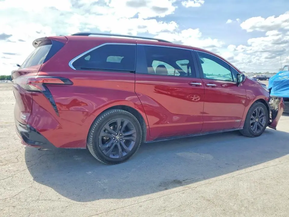 2021 TOYOTA SIENNA XSE  