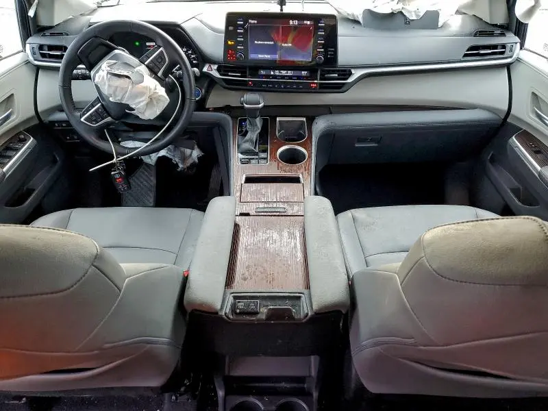 2023 TOYOTA SIENNA XLE  