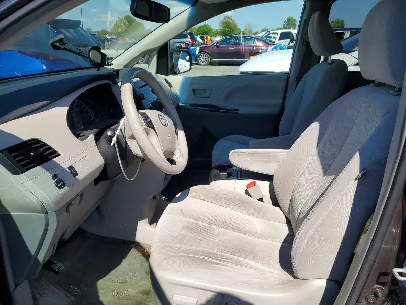 2013 TOYOTA SIENNA LE  