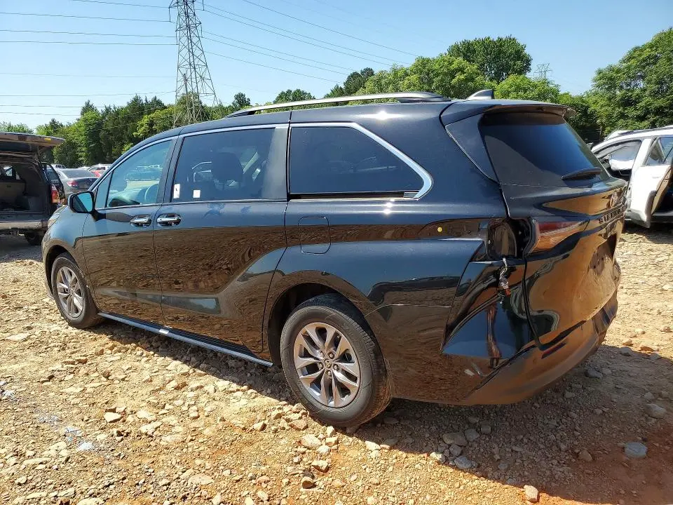 2024 TOYOTA SIENNA XLE  