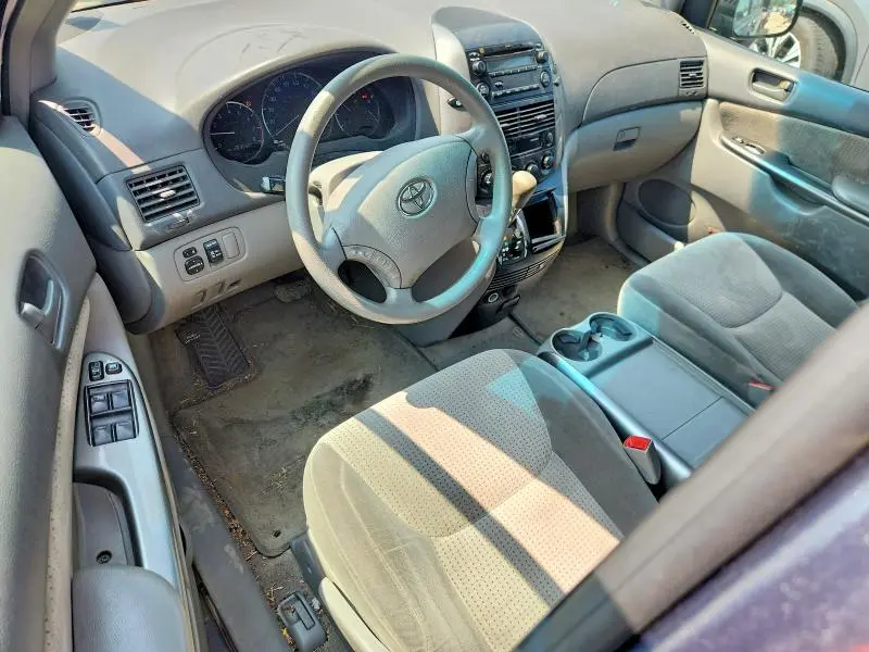 2010 TOYOTA SIENNA LE 8-PASSENGER  