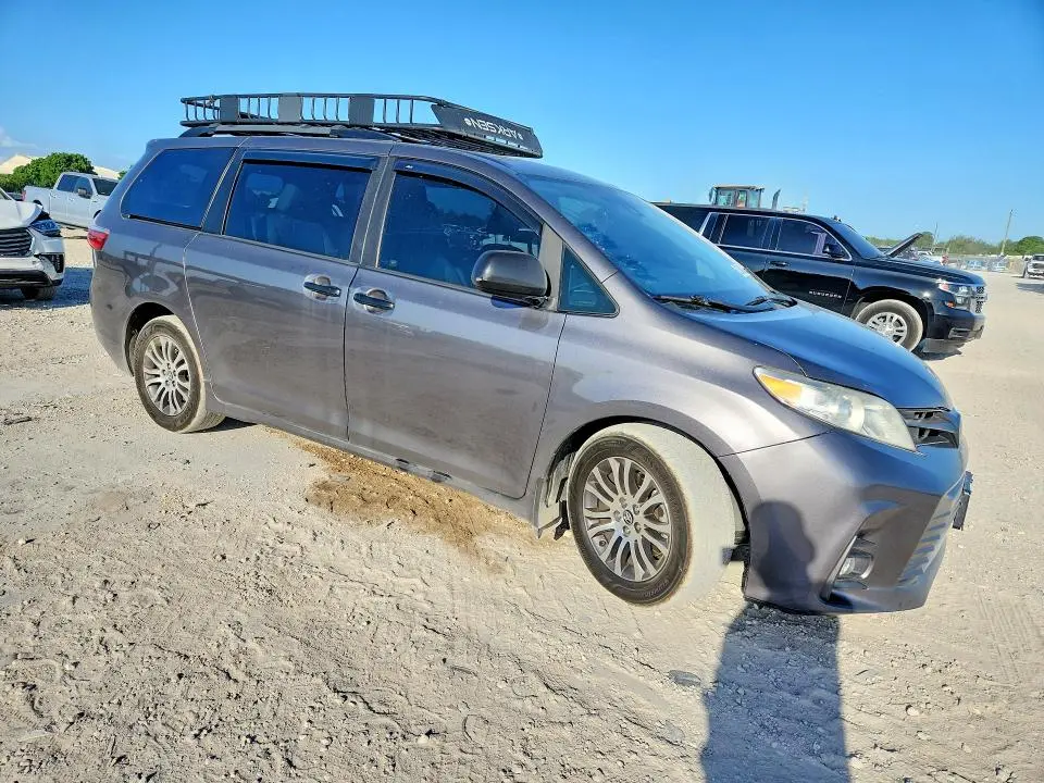2018 TOYOTA SIENNA XLE PREMIUM 8-PASSENGER  