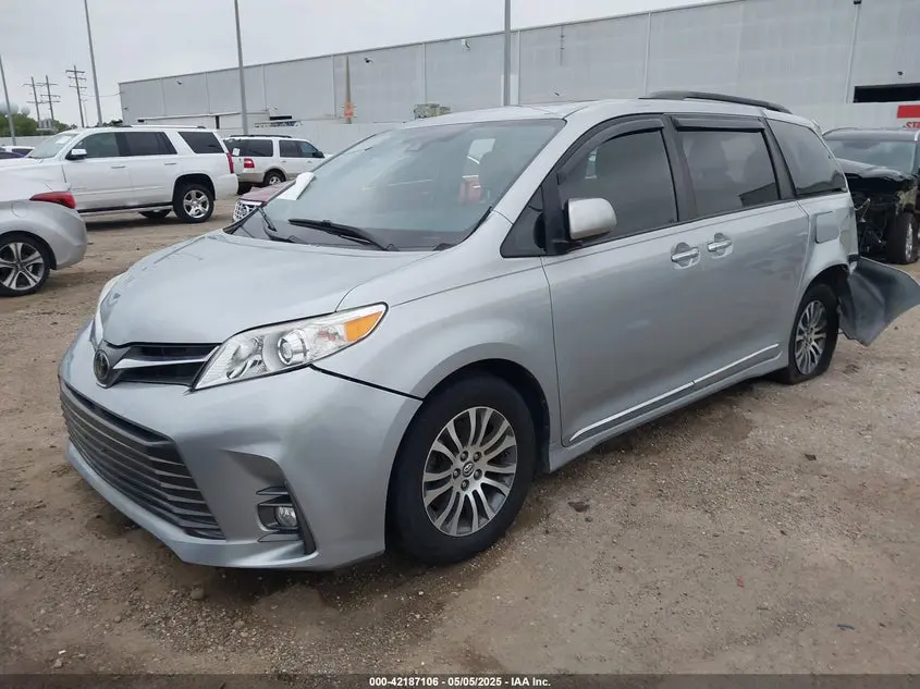2019 TOYOTA SIENNA XLE 8 PASSENGER