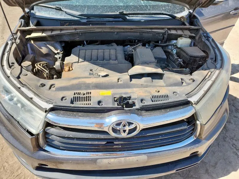 2015 TOYOTA HIGHLANDER LE  