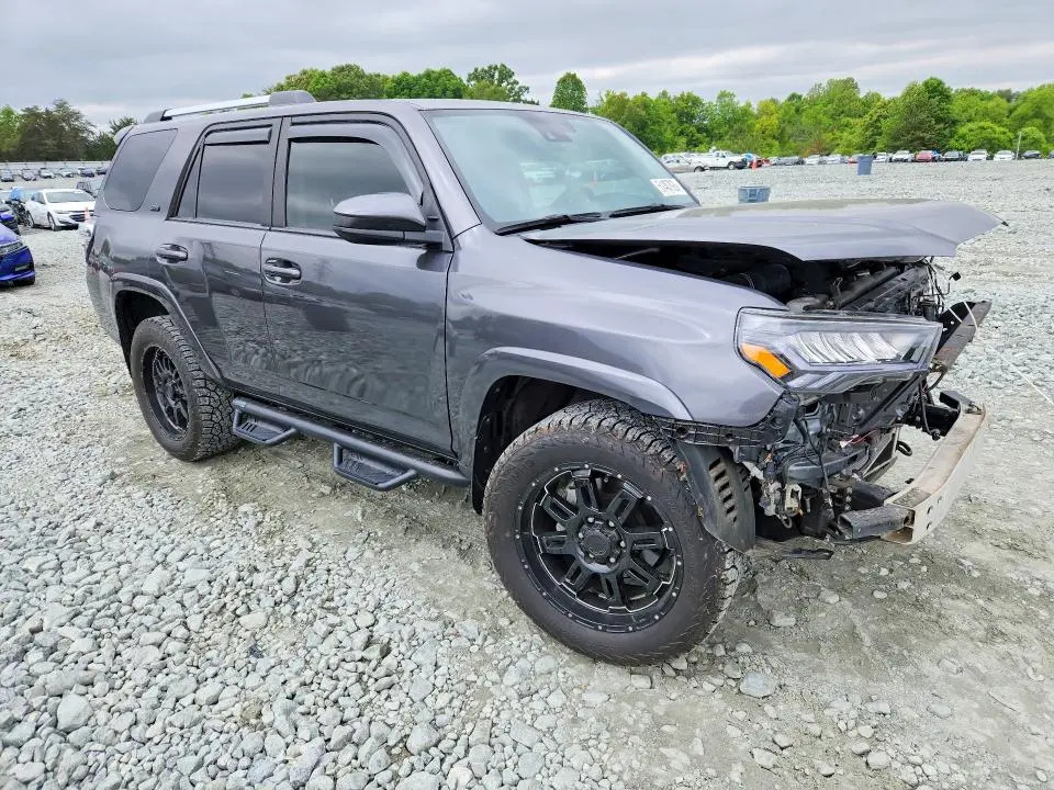 2022 TOYOTA 4RUNNER SR5  