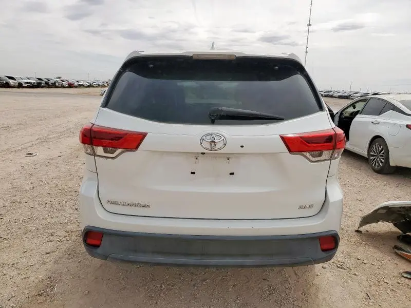 2018 TOYOTA HIGHLANDER SE  